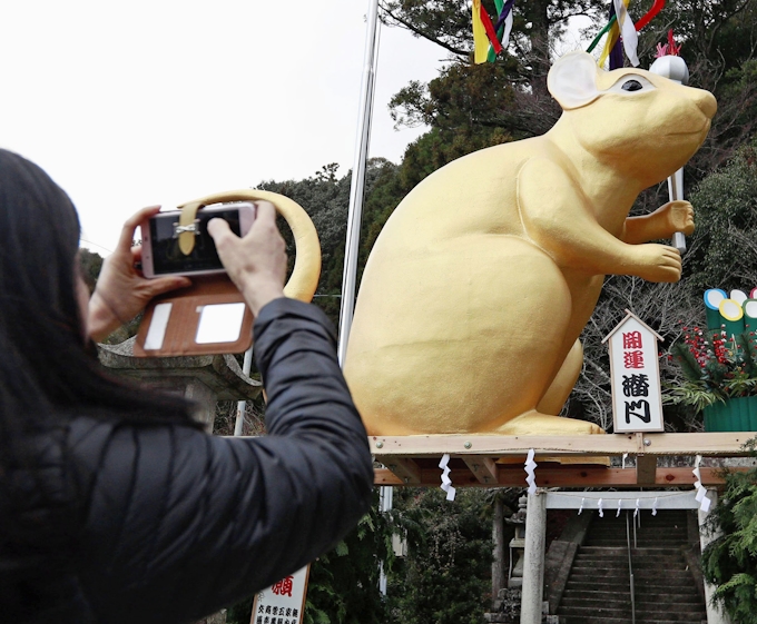 干支ちなみ金色ネズミ像 五輪盛り上げ 三重の神社 日本経済新聞