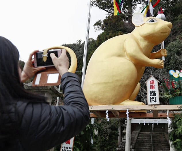 津市の神社に登場した2020年の干支のネズミをかたどった巨大な金色のオブジェ(31日)=共同 津市の神社に登場した2020年の干支のネズミをかたどった巨大な金色のオブジェ(31日)=共同