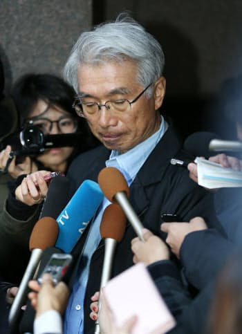 記者の質問に答えるゴーン被告弁護団の弘中惇一郎弁護士(31日、東京都千代田区)