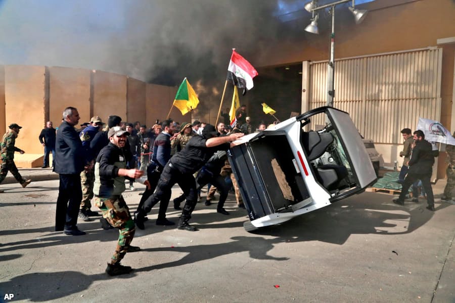 シーア派が米大使館襲撃 イラク首都 空爆に抗議 日本経済新聞