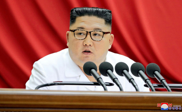 朝鮮労働党の中央委員会総会で報告する金正恩氏=朝鮮中央通信・ロイター 朝鮮労働党の中央委員会総会で報告する金正恩氏=朝鮮中央通信・ロイター