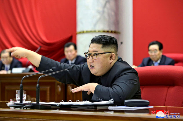 12月31日に開かれた朝鮮労働党中央委員会総会で報告する金正恩氏=朝鮮中央通信・ロイター 12月31日に開かれた朝鮮労働党中央委員会総会で報告する金正恩氏=朝鮮中央通信・ロイター