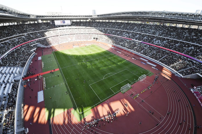 国立競技場 選手間近 迫力ある サッカー天皇杯 日本経済新聞 国立競技場 選手間近 迫力ある サッカー天皇杯 日本経済新聞