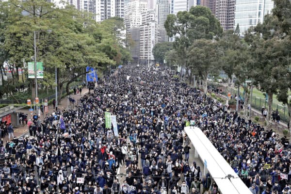 香港での1日のデモは、主催者側の発表では103万人が参加した。警察の暴力行為を調べる独立調査委員会の設置など「五大要求」を掲げた=AP