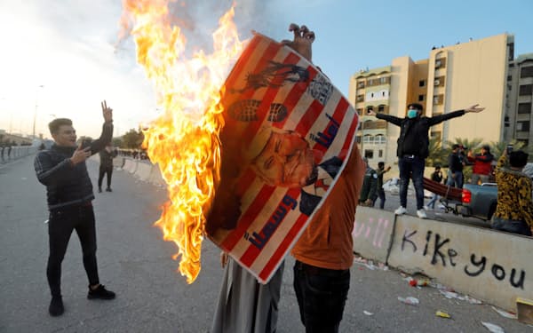 米大使館前には米国に抗議する群衆が集まった（1日、イラクの首都バグダッド）=ロイター