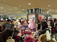 あべのハルカス近鉄本店の初売りで子供向け用品を買い求める人たち あべのハルカス近鉄本店の初売りで子供向け用品を買い求める人たち