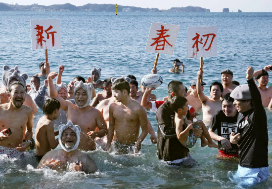 老いも若きも新春初泳ぎ 和歌山 田辺の海水浴場 日本経済新聞 老いも若きも新春初泳ぎ 和歌山 田辺の海水浴場 日本経済新聞