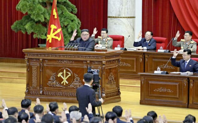 北朝鮮の金正恩委員長は米国を非難する一方でトランプ大統領への攻撃は避けた。朝鮮労働党中央委員会総会に出席した金正恩氏(左壇上)=2019年12月31日(朝鮮中央通信=共同) 北朝鮮の金正恩委員長は米国を非難する一方でトランプ大統領への攻撃は避けた。朝鮮労働党中央委員会総会に出席した金正恩氏(左壇上)=2019年12月31日(朝鮮中央通信=共同)