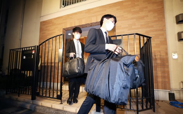 ゴーン被告の住居の家宅捜索を終え、押収物を運び出す東京地検の係官ら（2日、東京都港区）