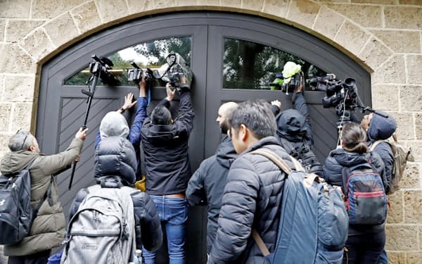 　レバノンの首都ベイルートにあるカルロス・ゴーン被告の自宅に集まった報道陣=2日（共同）