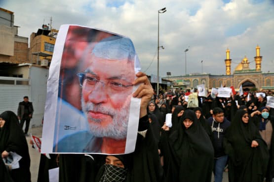 4日、イラクではソレイマニ司令官の死を悼む行進が実施された=AP