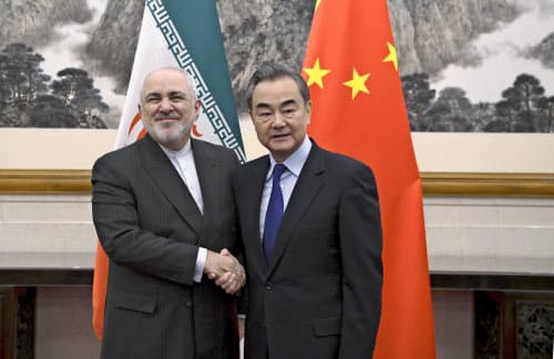 2019年12月、北京で会談する中国の王毅外相(右)とイランのザリフ外相=AP