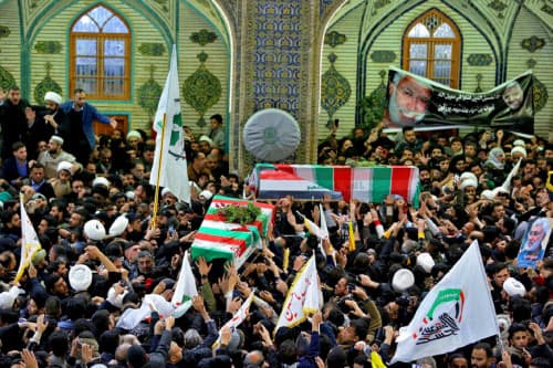 イラク中部ナジャフでイランのソレイマニ司令官のひつぎを取り囲み追悼する人々(4日)=AP