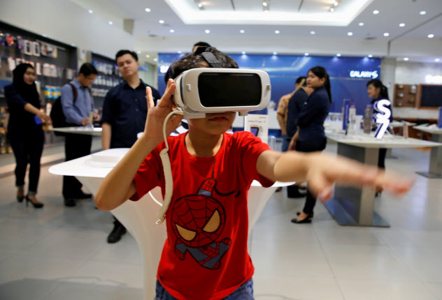 インドネシアでもVRへの注目度は高まっている=ロイター インドネシアでもVRへの注目度は高まっている=ロイター