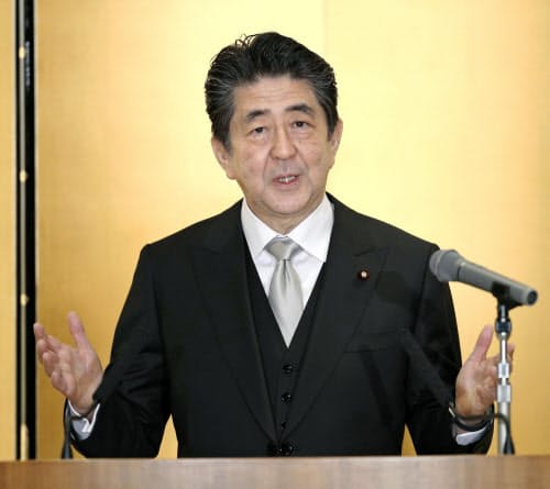 年頭の記者会見をする安倍首相(6日午後、三重県伊勢市)=共同
