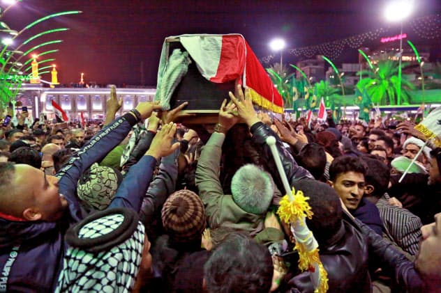 イランは米国による革命防衛隊司令官の殺害に報復を宣言する(ソレイマニ司令官のひつぎを運ぶ人々、イラク中部カルバラ=AP) イランは米国による革命防衛隊司令官の殺害に報復を宣言する(ソレイマニ司令官のひつぎを運ぶ人々、イラク中部カルバラ=AP)