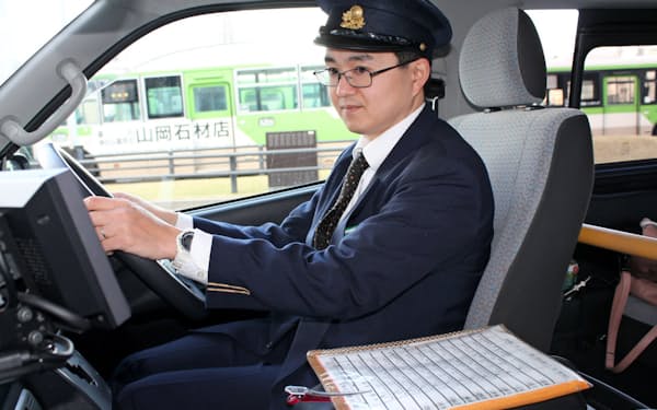 住田さんは自治体との折衝を本職としつつ、月に2回運転手を務める