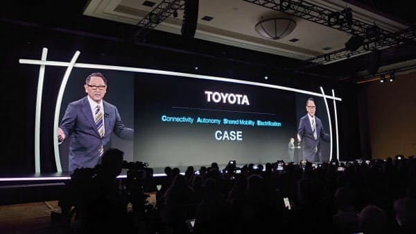 スマートシティー建設を発表するトヨタの豊田社長(6日、米ラスベガス)