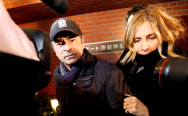 ゴーン被告(左)と妻のキャロル容疑者=ロイター ゴーン被告(左)と妻のキャロル容疑者=ロイター