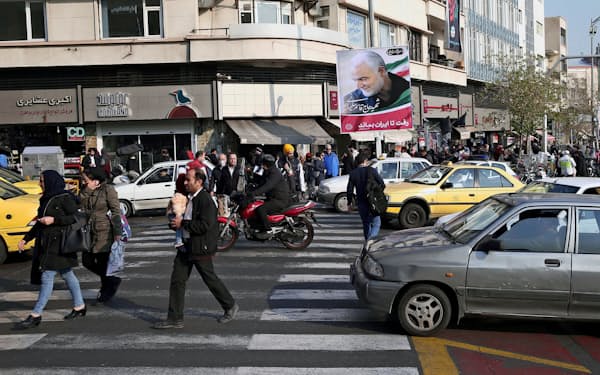 イランのソレイマニ司令官を殺害して以降、緊張が高まっている（7日、テヘラン市内）=ロイター