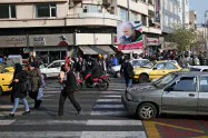 イランのソレイマニ司令官を殺害して以降、緊張が高まっている(7日、テヘラン市内)=ロイター イランのソレイマニ司令官を殺害して以降、緊張が高まっている(7日、テヘラン市内)=ロイター