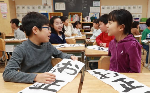 宿題の書き初めを提出する児童(8日午前、東京都杉並区) 宿題の書き初めを提出する児童(8日午前、東京都杉並区)