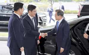 サムスン李在鎔副会長(中)は贈賄罪に問われた裁判の判決を控えている(19年10月、文在寅大統領がサムスンのパネル工場を視察)=韓国大統領府提供 サムスン李在鎔副会長(中)は贈賄罪に問われた裁判の判決を控えている(19年10月、文在寅大統領がサムスンのパネル工場を視察)=韓国大統領府提供