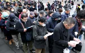初公判で傍聴券を求めて並ぶ人たち(8日午前、横浜市中区) 初公判で傍聴券を求めて並ぶ人たち(8日午前、横浜市中区)