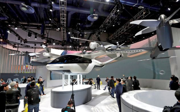 1月7日、ラスベガスのCESに展示されたウーバーの空飛ぶタクシー=ロイター 1月7日、ラスベガスのCESに展示されたウーバーの空飛ぶタクシー=ロイター