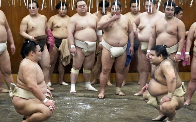 大関在位15場所で関脇に陥落した高安(右)。稽古で朝乃山と向き合う=共同 大関在位15場所で関脇に陥落した高安(右)。稽古で朝乃山と向き合う=共同