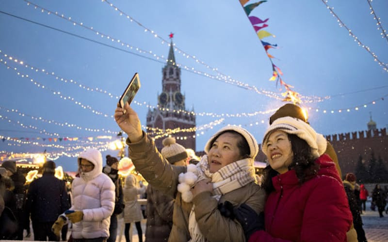 モスクワの「赤の広場」で新年を祝う人々。モスクワをはじめロシアを訪れる中国人観光客が急増している=AP モスクワの「赤の広場」で新年を祝う人々。モスクワをはじめロシアを訪れる中国人観光客が急増している=AP