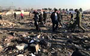 救助隊らが捜索する旅客機の墜落現場(8日、イランの首都テヘランの郊外)=ロイター・WANA 救助隊らが捜索する旅客機の墜落現場(8日、イランの首都テヘランの郊外)=ロイター・WANA