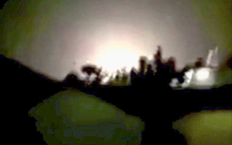 イランが発射したミサイルで攻撃を受けたとみられるイラクのアサド空軍基地=8日(現地メディア提供・ロイター=共同) イランが発射したミサイルで攻撃を受けたとみられるイラクのアサド空軍基地=8日(現地メディア提供・ロイター=共同)