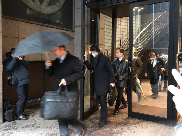 検察と弁護団 国内で攻防続く ゴーン元会長逃亡 日本経済新聞 検察と弁護団 国内で攻防続く ゴーン元会長逃亡 日本経済新聞