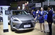 トヨタ自動車の2019年の中国新車販売は「レクサス」がけん引し過去最高に(19年11月、広東省広州市の展示会) トヨタ自動車の2019年の中国新車販売は「レクサス」がけん引し過去最高に(19年11月、広東省広州市の展示会)