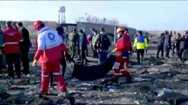 テヘラン近郊のボーイング「737-800」型機の墜落現場(8日)=ロイター