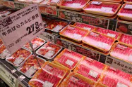 一部の米国産牛肉を値下げした(9日、東京都品川区の「イオンスタイル品川シーサイド」) 一部の米国産牛肉を値下げした(9日、東京都品川区の「イオンスタイル品川シーサイド」)