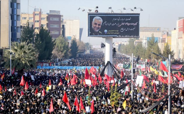 米国によるイランのソレイマニ司令官殺害に怒るイランの市民ら=ロイター 米国によるイランのソレイマニ司令官殺害に怒るイランの市民ら=ロイター