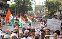 改正国籍法に反対するデモはインド各地で盛り上がっている（2019年12月28日、ムンバイで）=ロイター