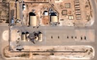 8日、イランのミサイル攻撃を受けたアサド空軍基地の衛星写真=プラネット社提供・ロイター