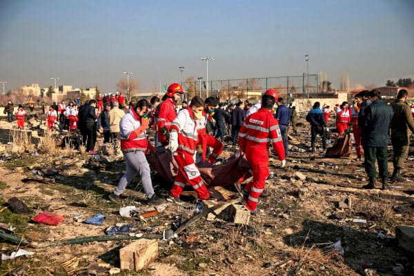 ウクライナ旅客機の墜落現場(8日、テヘラン近郊)=ロイター