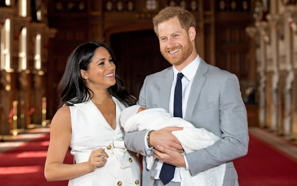 昨年5月、第1子が生まれて喜びを表すヘンリー王子とメーガン妃=ロイター