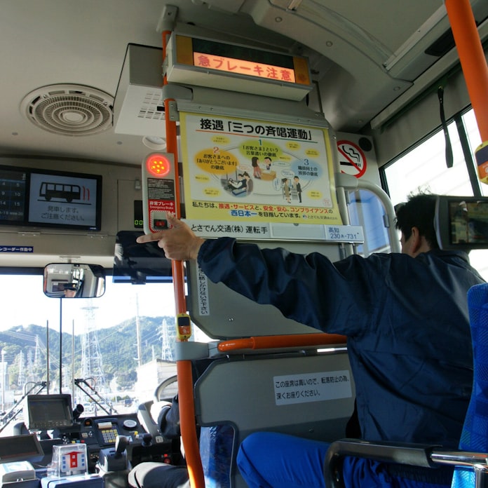 スイッチで非常ブレーキ とさでん交通が路線バス導入 日本経済新聞 スイッチで非常ブレーキ とさでん交通が路線バス導入 日本経済新聞