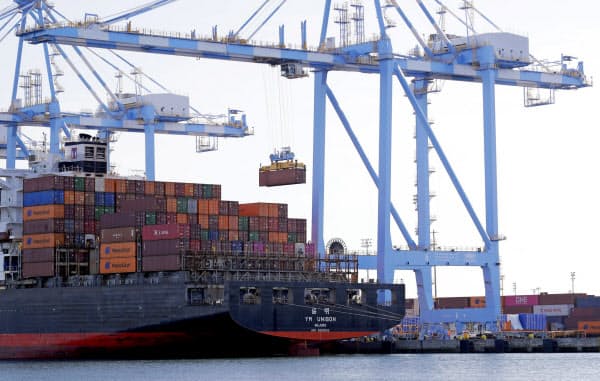 米中貿易戦争などの影響で製造業の雇用は伸び悩んでいる=AP