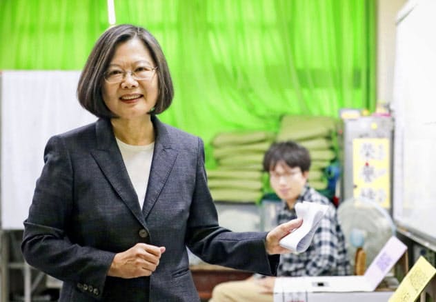 台湾総統選で投票する民進党の蔡英文総統=11日、新北市(民進党提供・共同) 台湾総統選で投票する民進党の蔡英文総統=11日、新北市(民進党提供・共同)