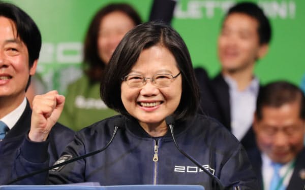 勝利宣言し、有権者の声援に応える民進党の蔡英文総統(11日、台北市)=小高顕撮影