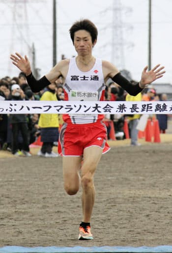 高根沢町ハーフマラソンで優勝した中村匠吾(12日、栃木県高根沢町)=共同