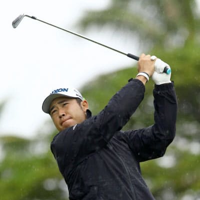 最終ラウンド、11番でティーショットを放つ松山英樹。通算6アンダーで12位(12日、ワイアラエCC)=共同