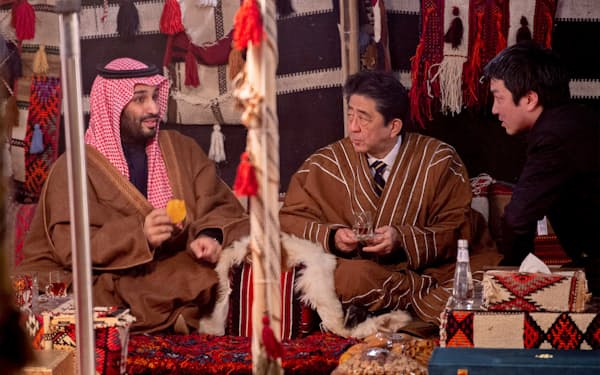 12日、サウジアラビアのムハンマド皇太子（左）の歓迎を受ける安倍首相=ロイター