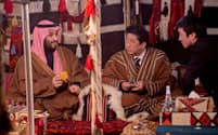 12日、サウジアラビアのムハンマド皇太子（左）の歓迎を受ける安倍首相=ロイター